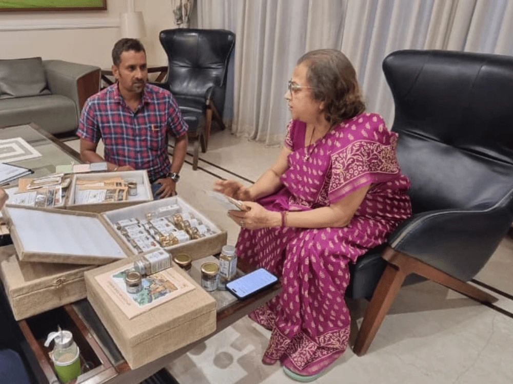 smt. kanchan ji gadkari w_o hon. nitin ji gadkari saheb presenting khuhsi agro pvt ltd 18th century food world products of dawn lee india